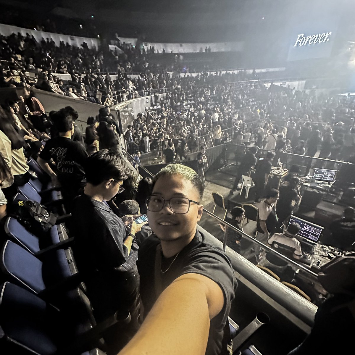 loisenvrro's tweet photo. This week has to be the most fun yet this year. I feel motherfvckin alive! #RadwimpsInManila #AllTimeLowForever https://t.co/XxrRXDyzNm