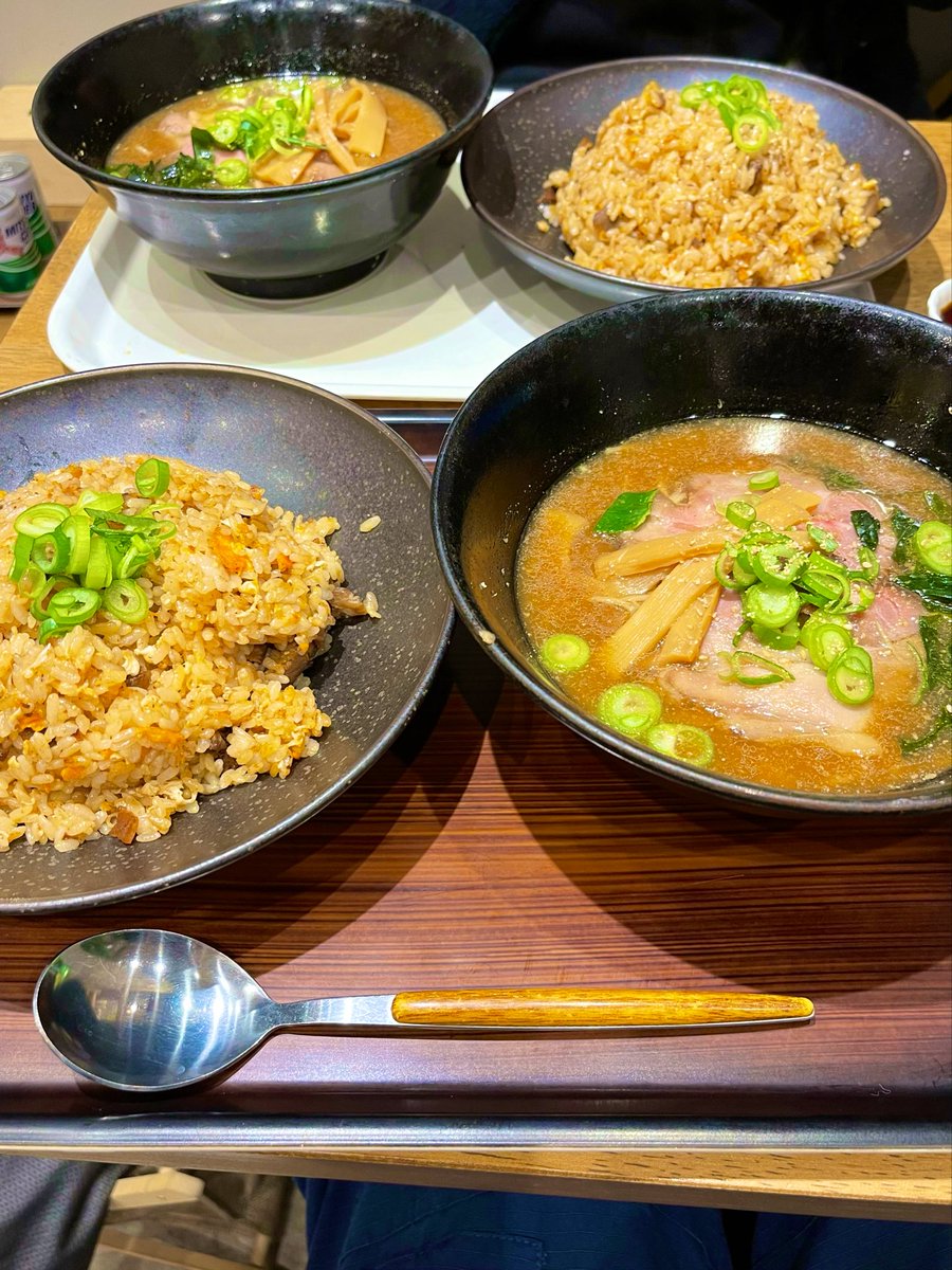 IDONOカフェ&nanaさんで
お友達とチャーハン定食🍜
いただきました😋

2人揃ってチャーハン大盛り🍚🍚

デナァァァァ！！！！

お腹パンパン🤯

#グルメ
#ディナー
#ラーメン
#チャーハン