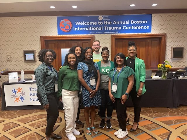 Our Trauma Clinicians brought in #MentalHealthAwarenessMonth wearing #green at the 35th annual International Trauma Conference @kcpublicschools @NASWMissouri @NAMIKansasCity @NAMICommunicate #mentalhealthmonth #weargreenchallenge