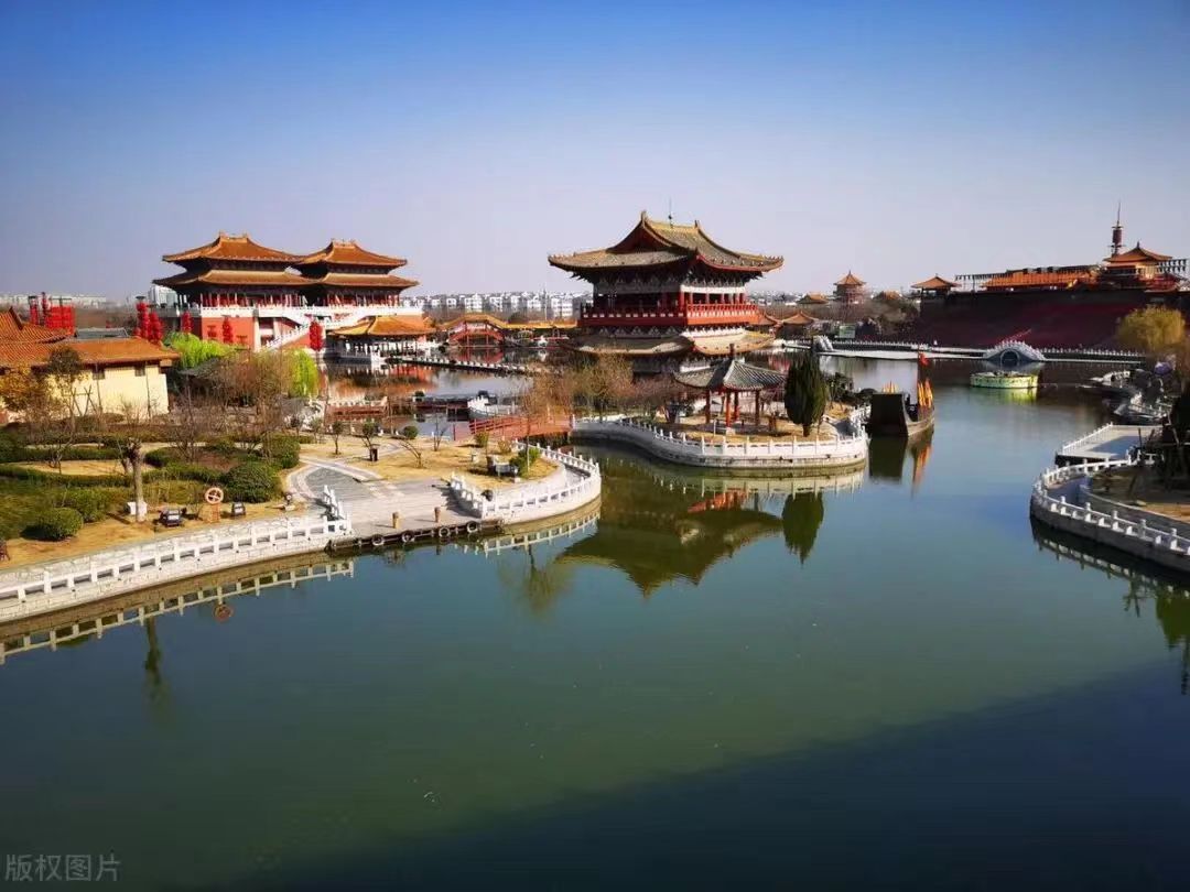 千年大宋，八朝古都！清明上河园、开封府、鼓楼夜市，文化的沉积，使得一眼千年，充满古色古香的年味。这里是#开封