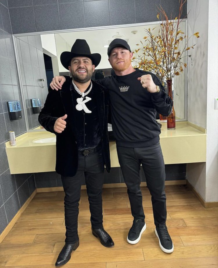 ¡SE PRENDIÓ EL CERRO!🇲🇽🤠

#LuisRConriquez acompañará a #CaneloÁlvarez en su recorrido al #ring en la pelea ante #JaimeMunguia

#box #mexico #musica #saulalvarez