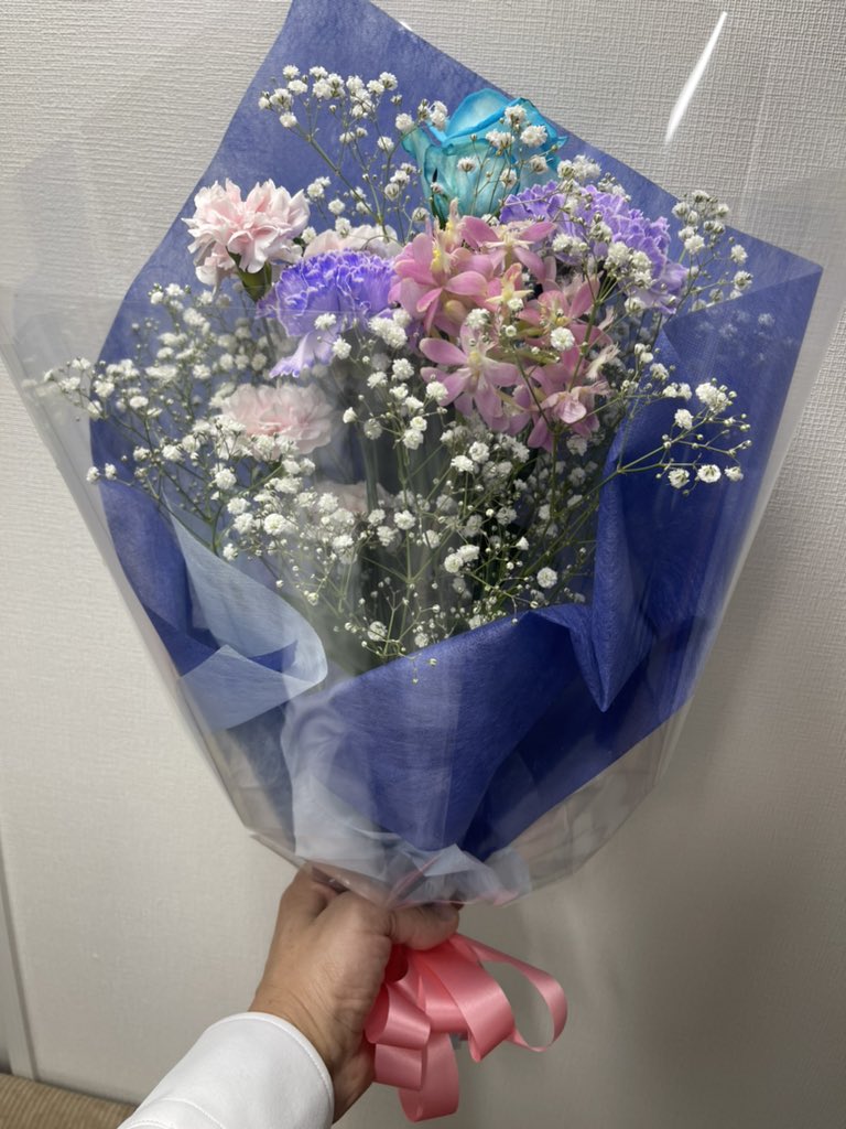 祇園花月来たらスタッフから小学生の女の子からですとお花を頂きました、「30周年おめでとうございます」のメッセージも書いてあり凄く嬉しいです♪
ありがとうね😊