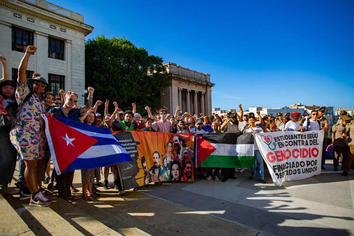 En la escalinata de la Universidad de La Habana se reunieron hoy cientos de estudiantes y jóvenes cubanos 🇨🇺 para apoyar al pueblo palestino 🇵🇸 y repudiar la brutal represión policial en contra del movimiento estudiantil en universidades de EEUU. #SOSUSA #FreePalestine 🇵🇸