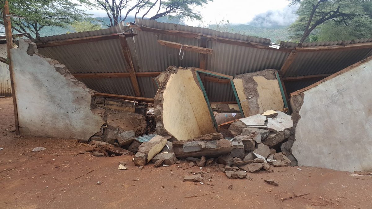 Our hearts go out to those affected by the devastating floods & landslides in 🇰🇪, claiming 210 lives since March & displacing 100 of thousands. The impact extends beyond borders. Torrential ⛈️ has left homes,roads & bridges in ruins, posing threats to livelihoods & public health.