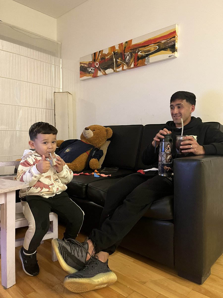 rominabueno02's tweet photo. Vino por el finde el oso Bruno del jardín, y se tomó unos mates con mis 🐨🐨 😂 https://t.co/0Sdiz1jwI0