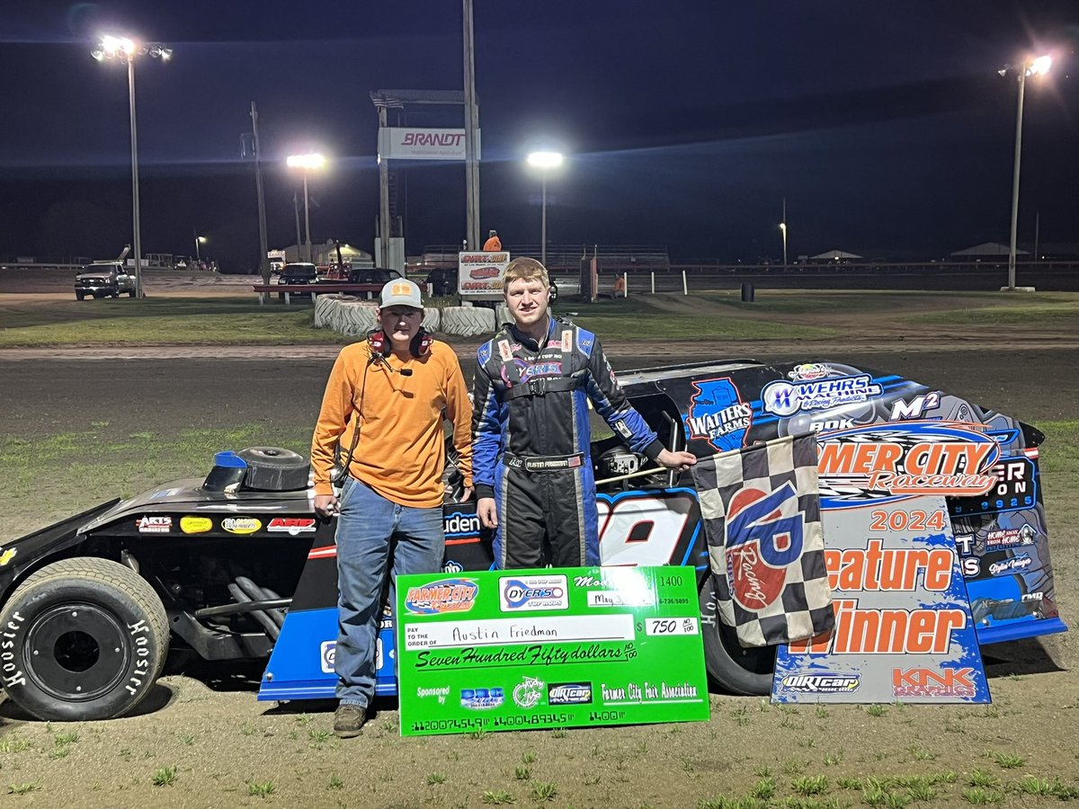 𝙵𝙴𝙰𝚃𝚄𝚁𝙴 𝚆𝙸𝙽𝙽𝙴𝚁: In the Dyers Top Rods Modified feature event the fans saw @AFriedman1489 pick up the victory! #FridayNightLights