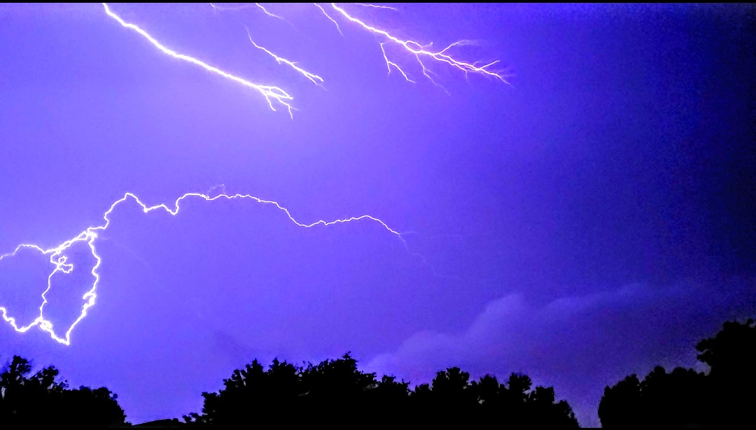 I got some cool lightning shots tonight in DFW. #dfwwx #txwx @JesseWFAA