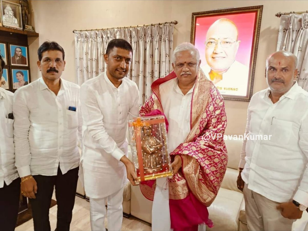 Yesterday @blsanthosh met Gurumitkal JDS MLA Sharanagouda Kandukur, And requested to support KLB Loksabha BJP Candidate @UmeshJadhav_BJP.
#KalaburagiParlimentaryConstituency