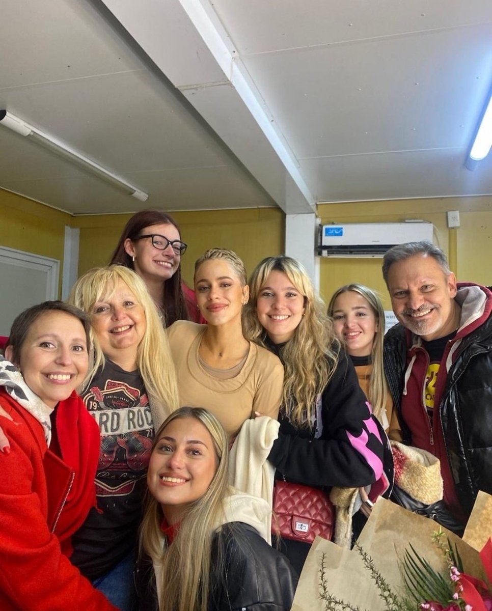 tini junto a la familia de matu, su fan que fallecio de cancer hace un año y hoy seria su cumpleaños 🥺🤍