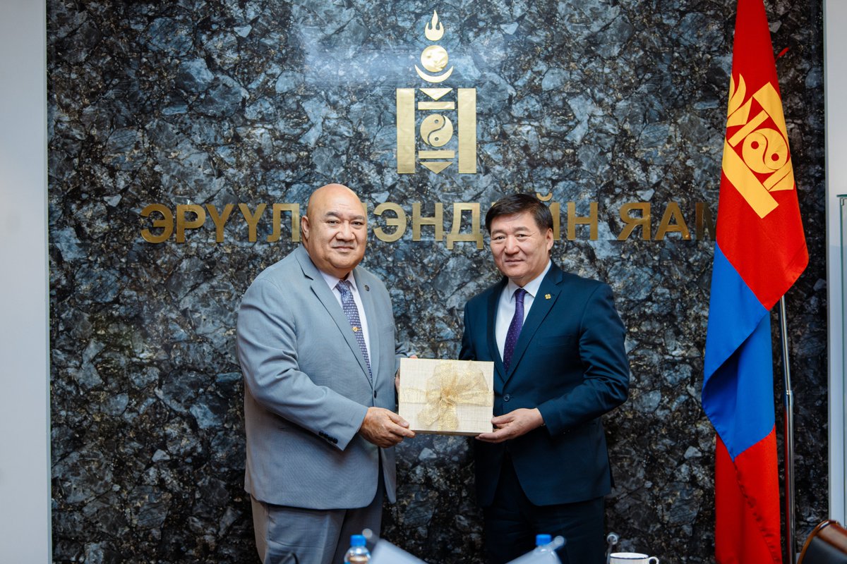 In #Mongolia 🇲🇳, Dr Piukala met with Minister of Health H.E. Mr Chinzorig Sodnom @EruulMendiinYam to explore ways to strengthen regional bonds by uniting our wisdom, cultures and experiences. Together, we’re weaving a mat for a stronger, healthier future! 🤝