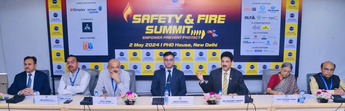 It was great to have Mr Umesh Sharma, IPS, Add Director General Civil defence and communication, ministry of home affairs, Govt of India and other dignitaries at PHDCCI summit on Fire and Safety @phdchamber #firesafety #industrialsafety #SafetyFirst