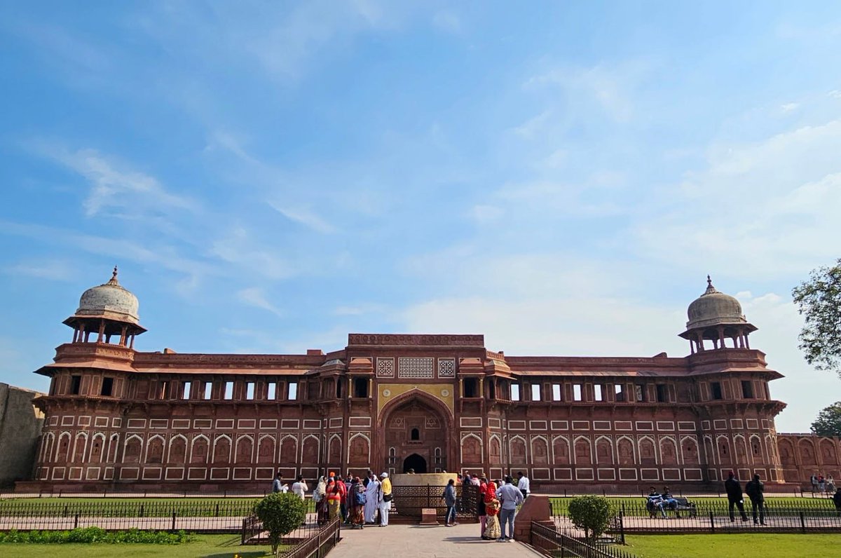 There are no lovel poems in the world than Taj Mahal, the hope diamond of architecture.
#India #Agra #Taj Mahal.