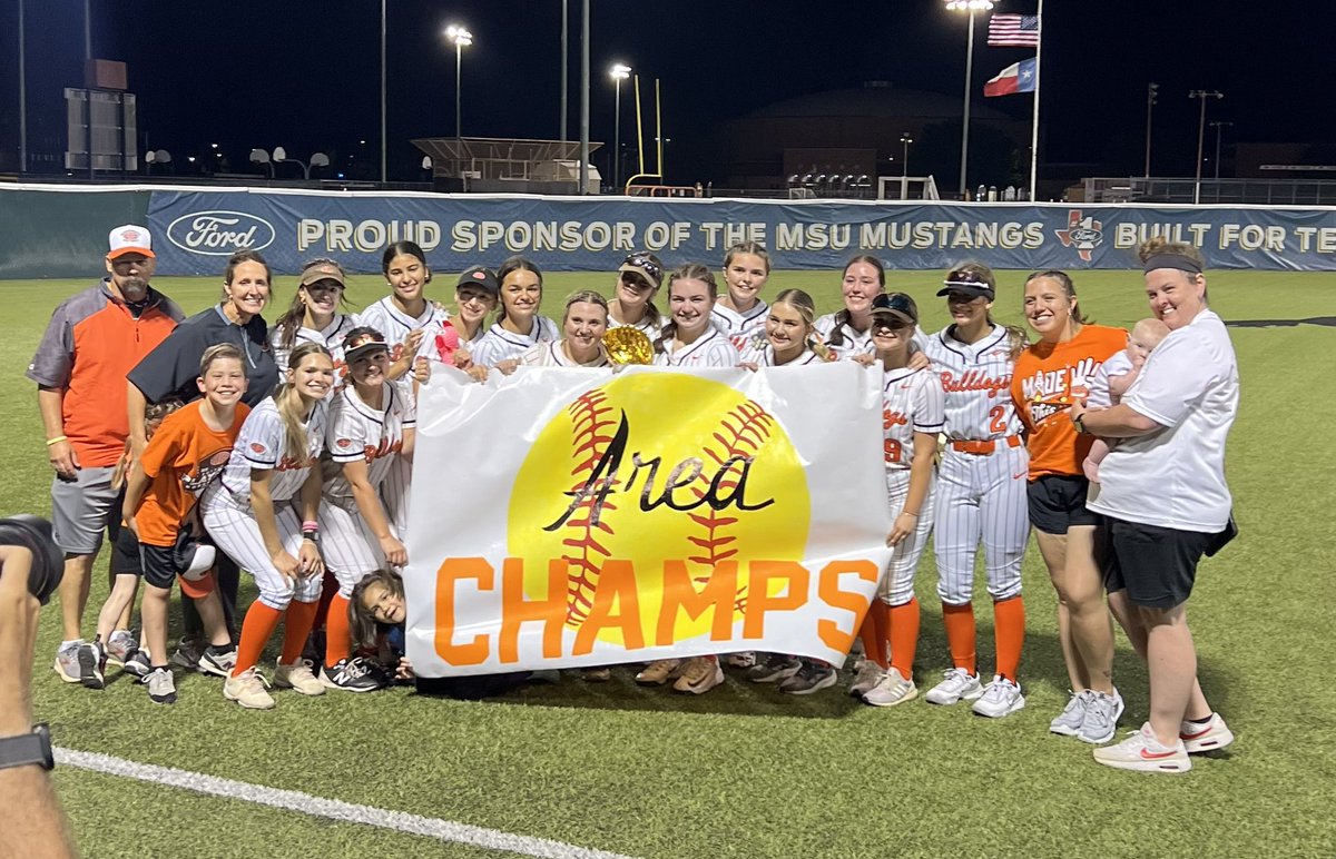 Your lady Bulldogs are AREA CHAMPS!!!
🥎🏆
These girls fought tooth and nail through 14 innings!
Great job tonight ladies and way to end with a sweep!
#ontothenextone
#BeACoffeeBean 
@BradOwenBISD 
@CoachBrull 
@KfdxTobin