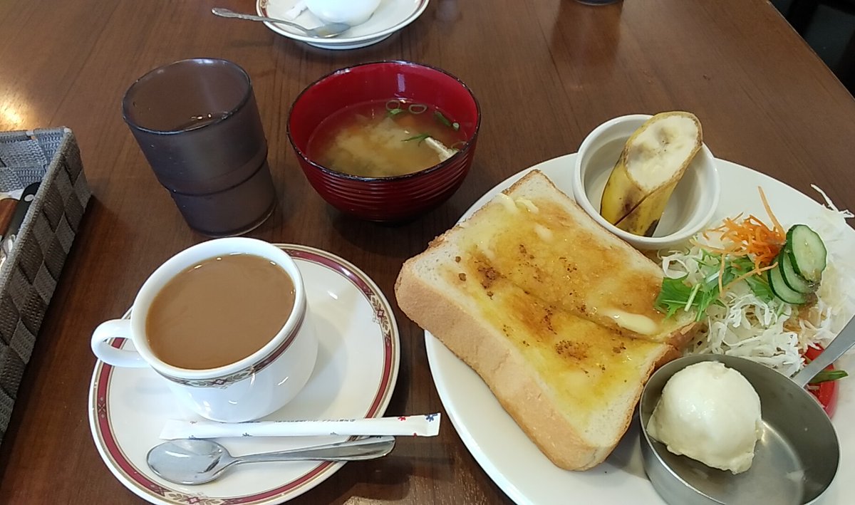 富士見町にある十和田へ…
店内はレトロな感じ✨
シナモントースト最高でした😋お味噌汁も付いてて
Goodでした👍🏻 ̖́-