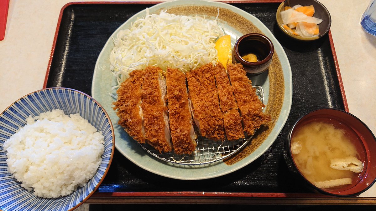 ロースカツ定食。
かつはお塩で食べるの好きです👍️
おいしかったです👍️
ごはん、みそ汁おかわりしちゃった😋
#こぶたや