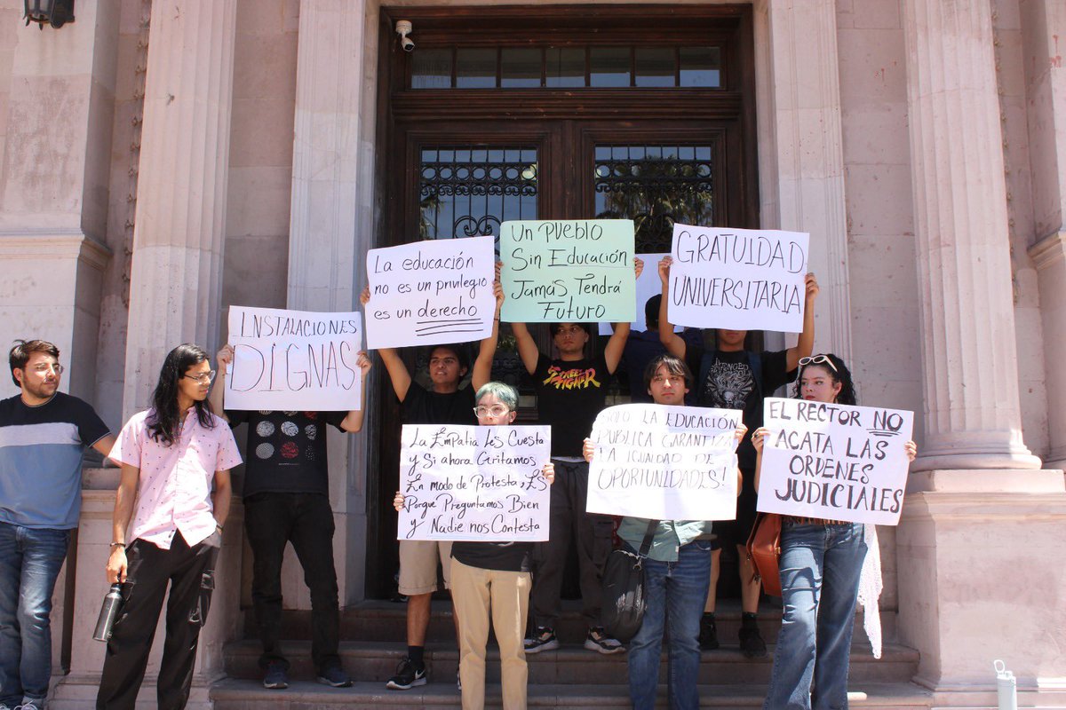 Aquí vengo a explicar qué pasó hoy en la protesta de los estudiantes de la UNIVERSIDAD AUTÓNOMA DE CHIHUAHUA nosotros como estudiantes queremos exigir nuestros derechos como estudiantes mexicanos. Y desmentir mentiras que están divulgando @heraldocuu y la pág <a href="/MemesAgriosCUU/">Memes Agrios Chihuahua</a>