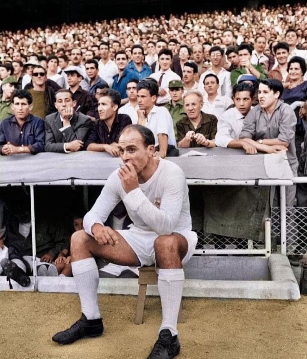 For all the #ClydeFC fans who are going to be chewing their nails later today...
Here's Alfredo Di Stefano having a cheeky smoke on the Real Madrid bench, 1964
#bullywee @ClydeFC