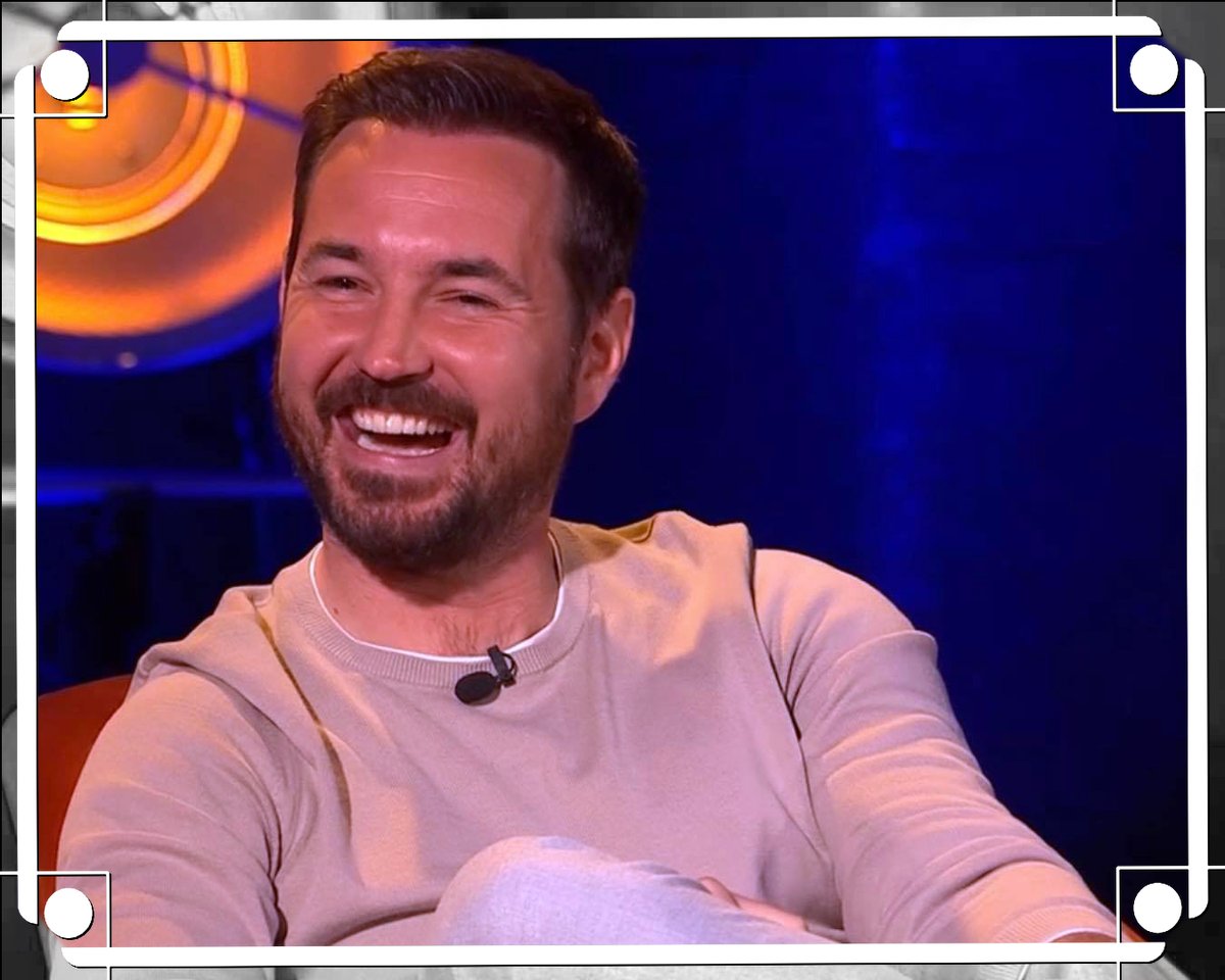 PIC OF THE DAY It's Saturday, the sun is shining and it's the start of a Bank Holiday weekend here in the UK - how can we not be happy ☺️ ❤️ Enjoy your weekend folks 😁 ~ April 2021 📸 : Jamie's Big Night Out #MartinCompston @martin_compston