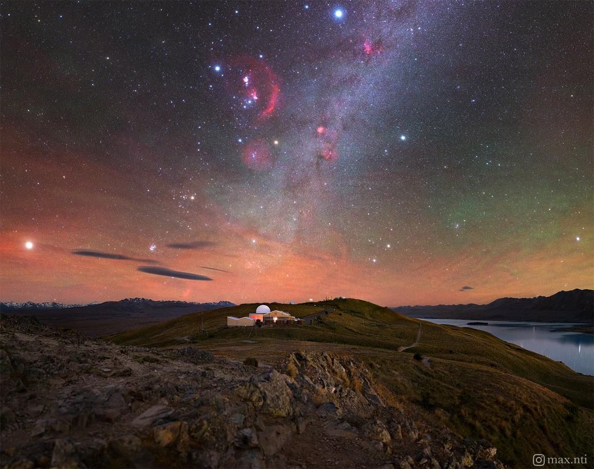 Constelación de Orión y Vía Láctea desde el Observatorio de la Universidad de Canterbury Mount John, es el principal observatorio de investigación astronómica de Nueva Zelanda.

Crédito: Max Inwood
buff.ly/3JMFoYr

#milkyway #Glaretum #NuevaZelanda
~Antares