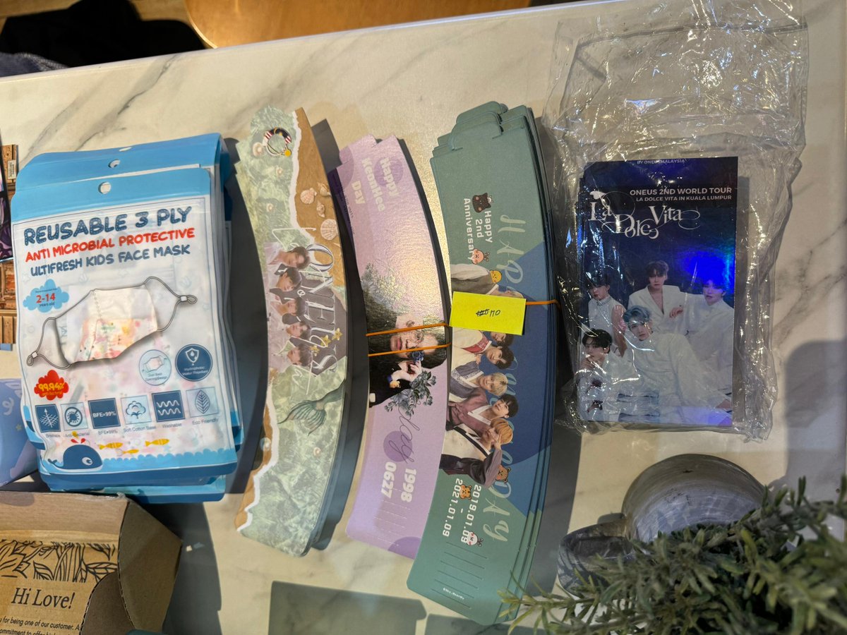 ONEUSMALAYSIA's tweet photo. [#ONEUSMY] 

<CUPSLEEVE EVENT>

There's many freebies over at our cupsleeve event 🤩🤩🤩

We also have
✨️ Message Jar
✨️ Toploader decorating event https://t.co/qtIQlqla6F