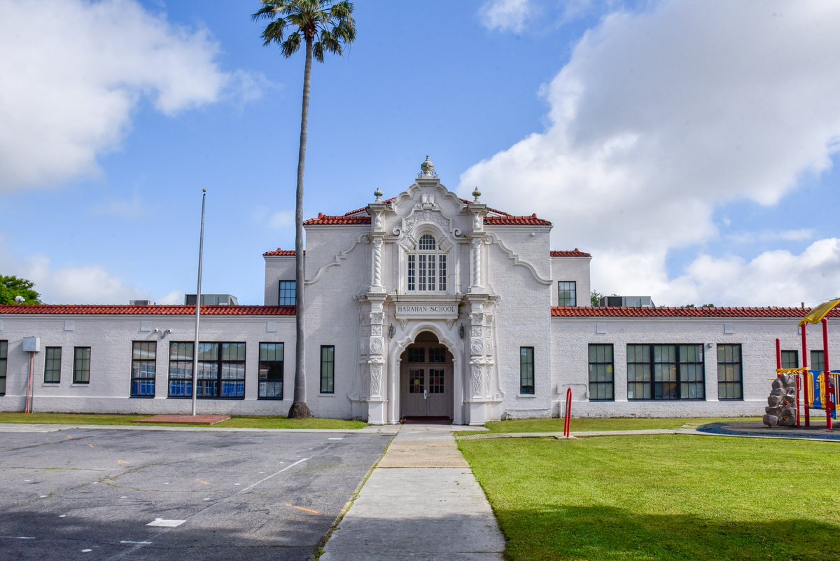 🎊 Congratulations to Campus of the month Harahan Elementary! Principal Stephanie Scott appreciates the hard work & dedication of her maintenance staff for keeping the campus clean & well maintained. The school was built in 1925 & is in the National Register of Historic Places.