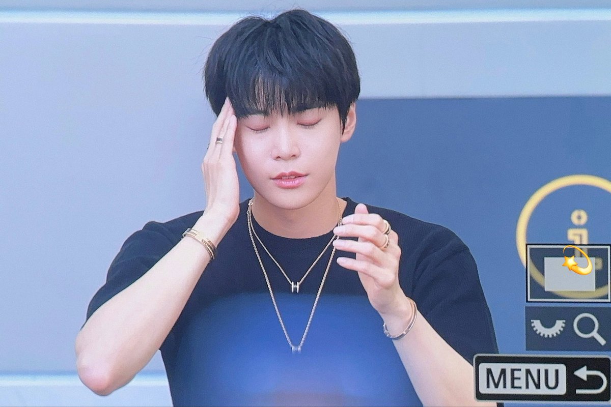 Doyoung pretending to have a headache listening to all the fan’s requests during phototime BBDJDS