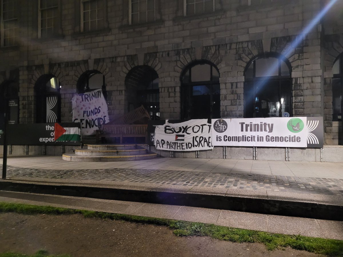 Taking inspiration from the violence at American campuses, the historic main library at Trinity College Dublin @tcddublin was barricaded off by far-left pro-Gaza rioters who set up an encampment outside. One of the leaders is Laszlo Molnarfi, who comes from an elite EU diplomat…