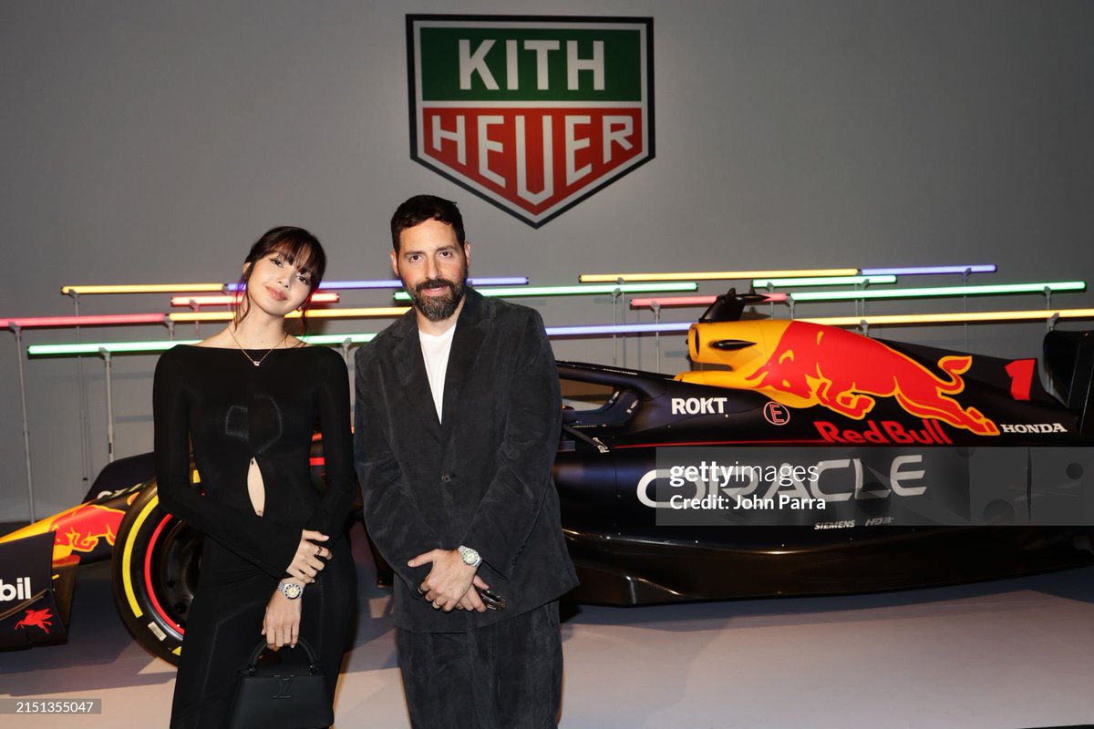 📸 #LISA junto a Frederic Arnault, Julien Tornare y Ronnie Fieg en la celebración del lanzamiento de TAG Heuer Formula 1 Kith en el Museo Rubell en Miami, Florida. #BLACKPINK @BLACKPINK