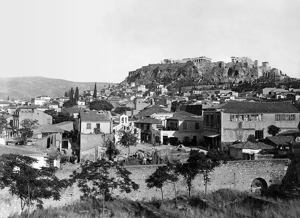 'Αθήνα, 25 Μαΐου 1931. Πρώτη ημέρα των ανασκαφών στην Αρχαία Αγορά, στην πλατεία της συνοικίας της Βλασσαρούς μπροστά από την ομώνυμη εκκλησία που γκρεμίστηκε (φωτογραφία από Θεόδωρο Μεταλληνό)...' mixanitouxronou.gr/i-teleftees-fo…