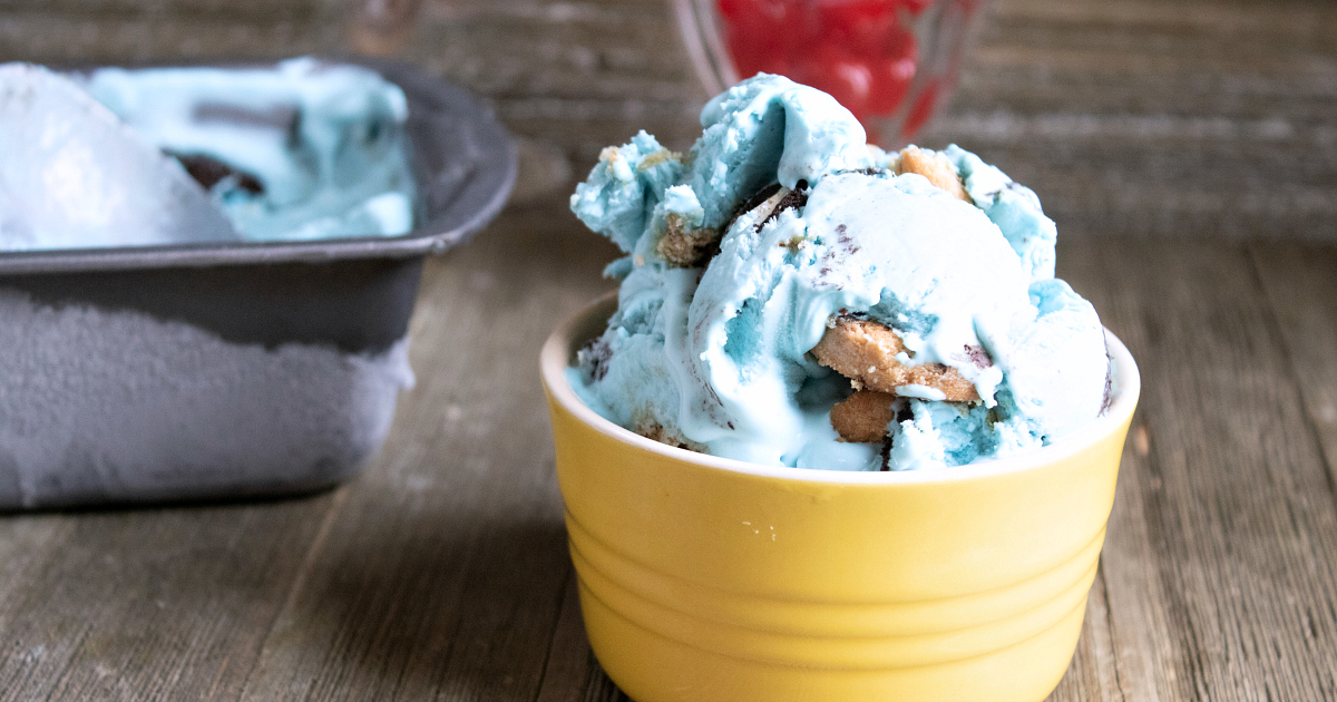 Easy No Churn Cookie Monster Ice Cream Recipe mamalikestocook.com/cookie-monster…