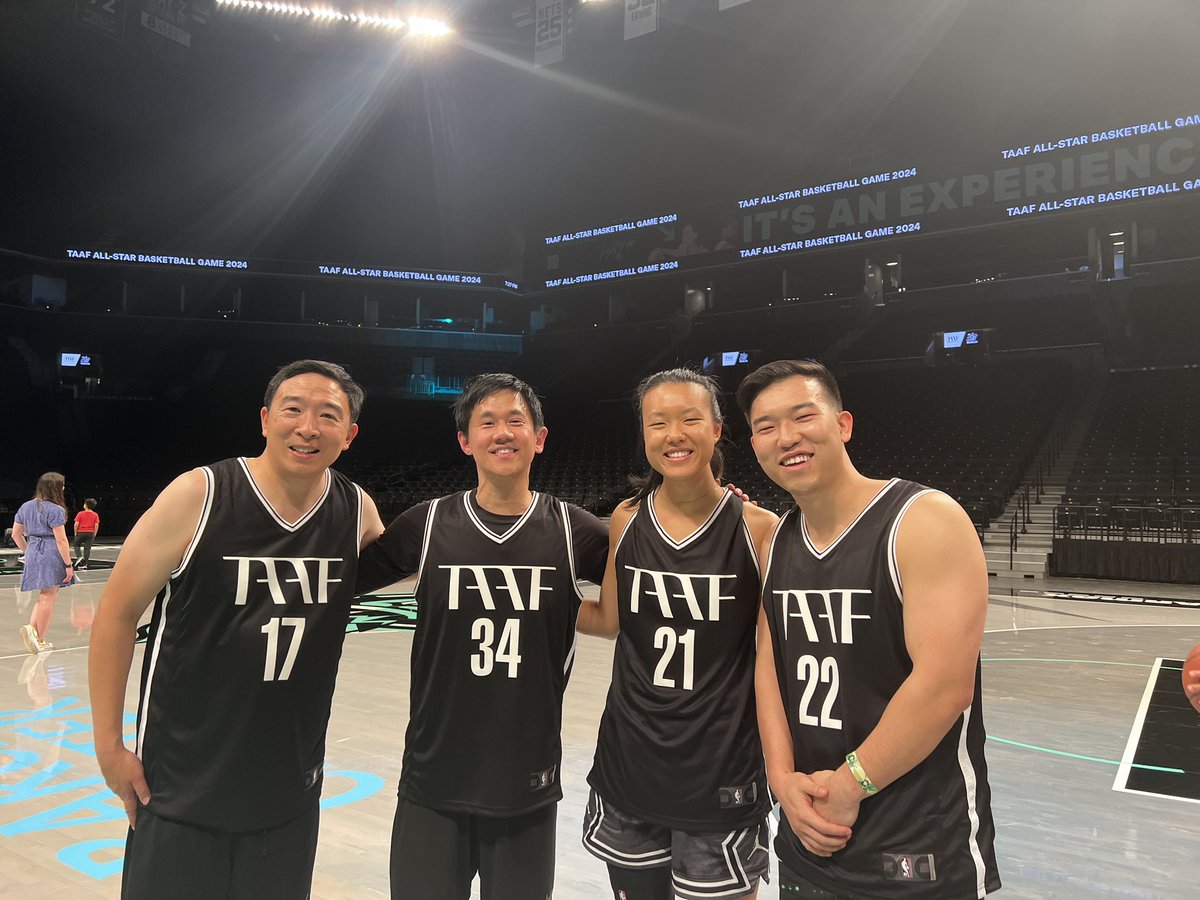 I had a lot of fun playing at @barclayscenter tonight in the @taaforg charity game - thank you to @joetsai1999 for hosting everyone and giving back to the community!! 😀🏀