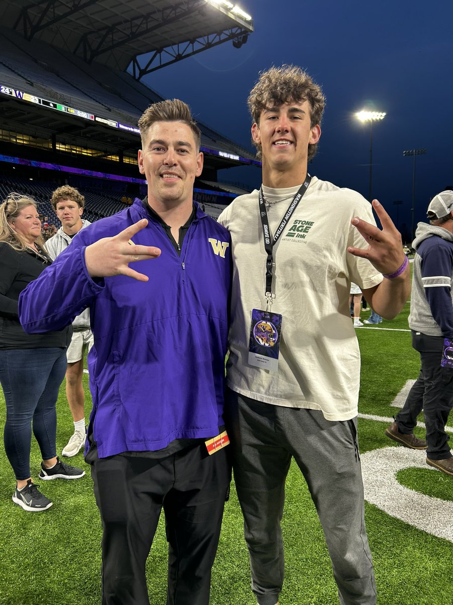 Had a great time with the Huskies tonight. Thank you for the invite Coach Crawford!  Go Dawgs!! @UW_Football @Canby_Football @DLineCoachCRAW