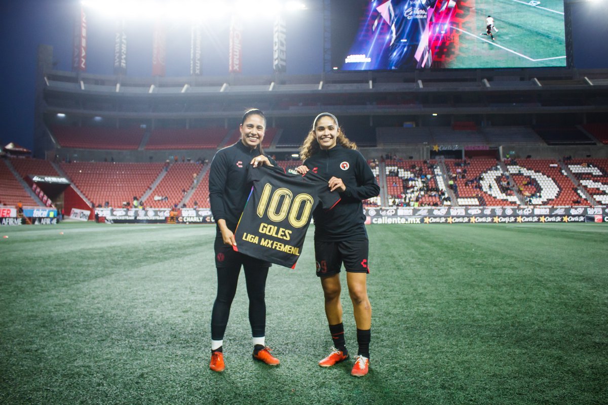 ¡Celebrando los 1️⃣0️⃣0️⃣ goles de @daniespinosa_13 en la @LigaBBVAFemenil ! 💪 Spoiler: ya son 101 ⚽️💥