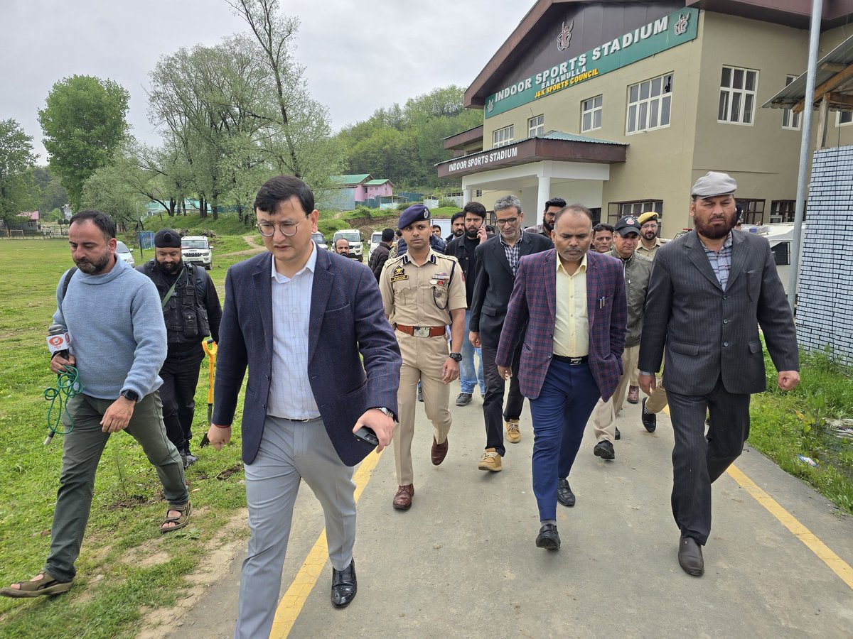 #JammuAndKashmir: Chief Electoral Officer, Pandurang K Pole, visited #Baramulla and conducted a thorough inspection of the counting centre and strong rooms designated for Baramulla Parliamentary Constituency at an indoor sports stadium in Baramulla. #Election2024…