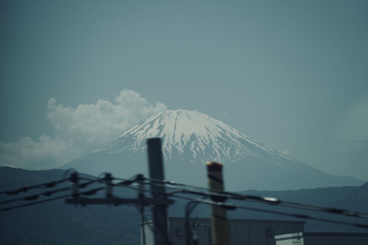 東海道新幹線、窓から見る真昼の富士山