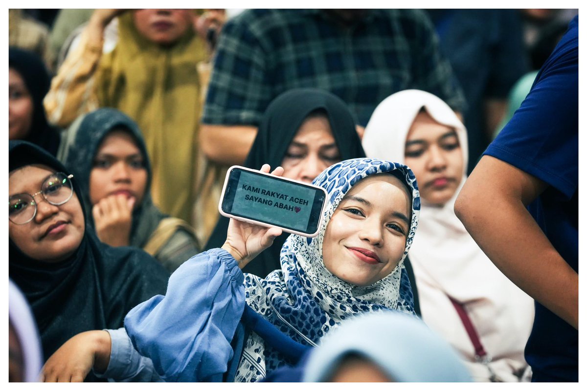 Anak muda Aceh memang luar biasa betul. Kemarin kami diberitahu 'Pak kumpulnya di MK' kami pikir MK sudah selesai minggu lalu. Rupanya ada lanjutannya di Aceh, di Meugah Kopi (MK). :)
