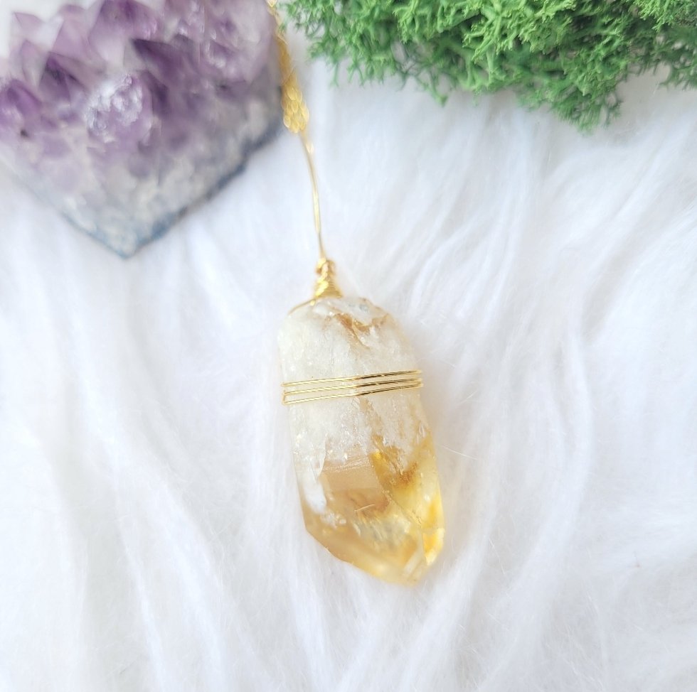 Citrine brings optimism, warmth and clarity. Citrine is the birthstone for anyone born in November. Gold crystals bring success, enthusiasm, happiness, and power. thewildwoodlandwitch.etsy.com #MHHSBD #EarlyBiz #UKGiftHour #UKGiftAm #UKWeekendHour #crafturday #YorkshireCraftHour