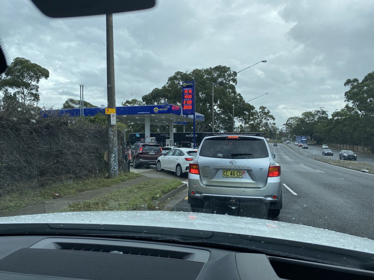 Queuing for $1.91 (unleaded + ethanol) — tell me people aren’t watching every dollar