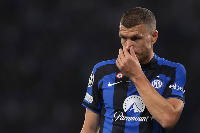 zonainteristi_'s tweet photo. Javier #Zanetti 🎙️: "Edin Dzeko pantas mendapatkan scudetto ini karena dia selalu menunjukkan kasih sayang yg besar kepada Inter dan dia suka berada di keluarga ini. Dia pasti termasuk yg paling bahagia." https://t.co/xK4sLEKRFi