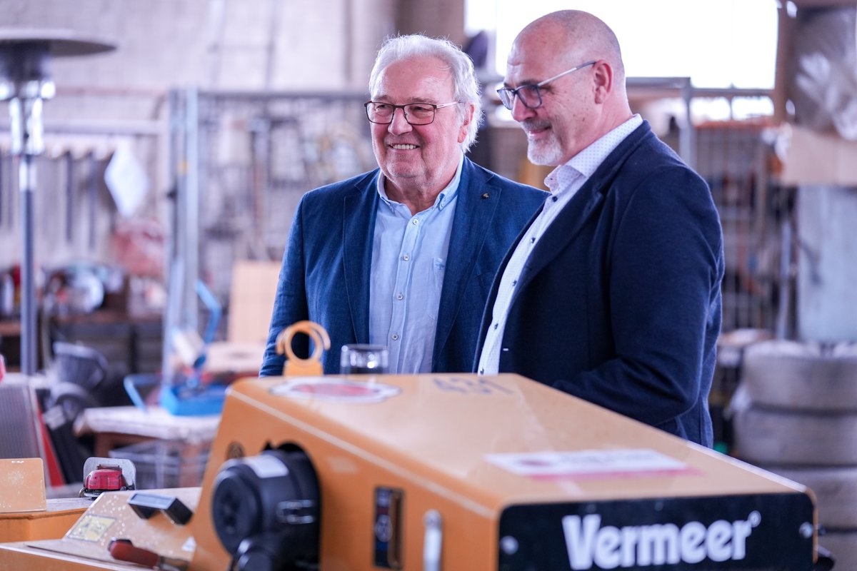 Entega's tweet photo. Kürzlich traf unser Personalvorstand Andreas Niedermaier den Geschäftsführer der Klenk & Sohn GmbH in #Modautal. Wir pflegen seit Jahren eine erfolgreiche Partnerschaft mit diesem Familienunternehmen, um den #Glasfaserausbau in unserer Region voranzutreiben. #Geschäftsbericht https://t.co/WyXfWlBGcZ