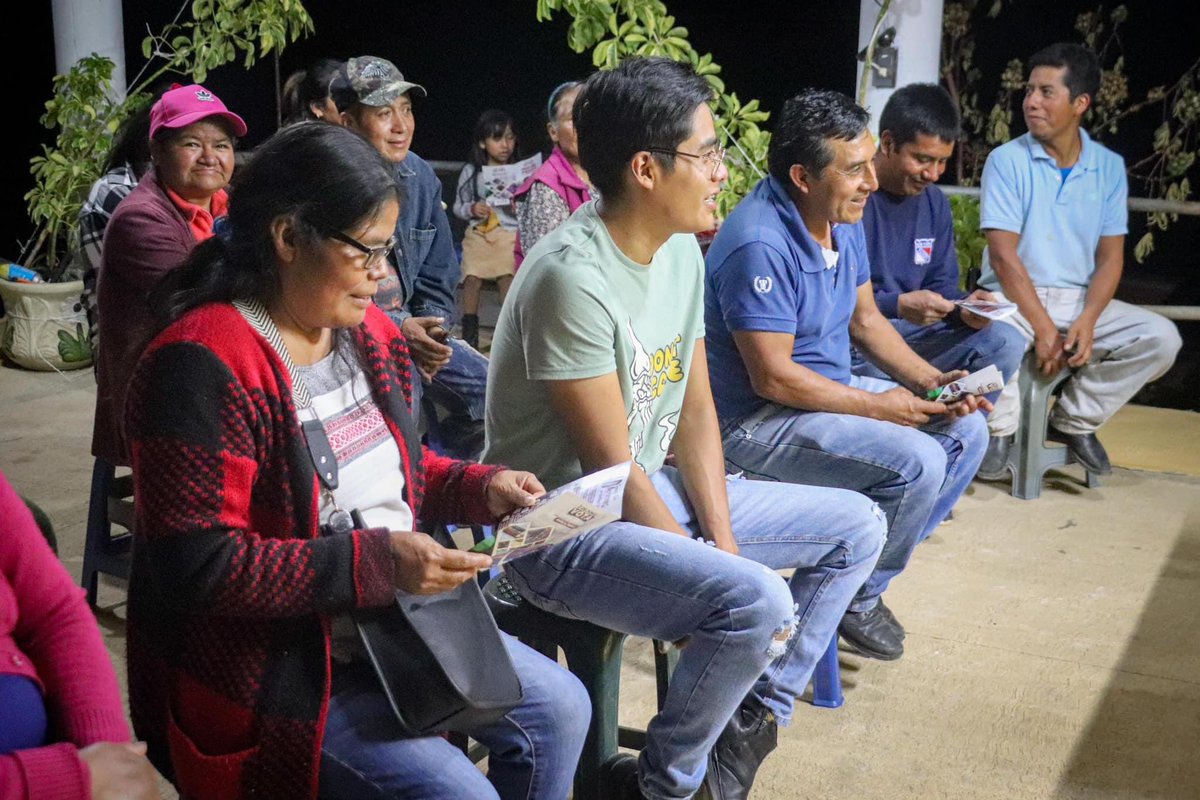 ¡Cerramos esta noche visitando Loma Las Manzanitas! Dentro de nuestras propuestas de trabajo queremos un Tlaxiaco Verde, y hoy al hablar con los vecinos, coincidimos en lo importante que es cuidar nuestro medio ambiente, contar con más áreas verdes, pero además impulsar espacios.