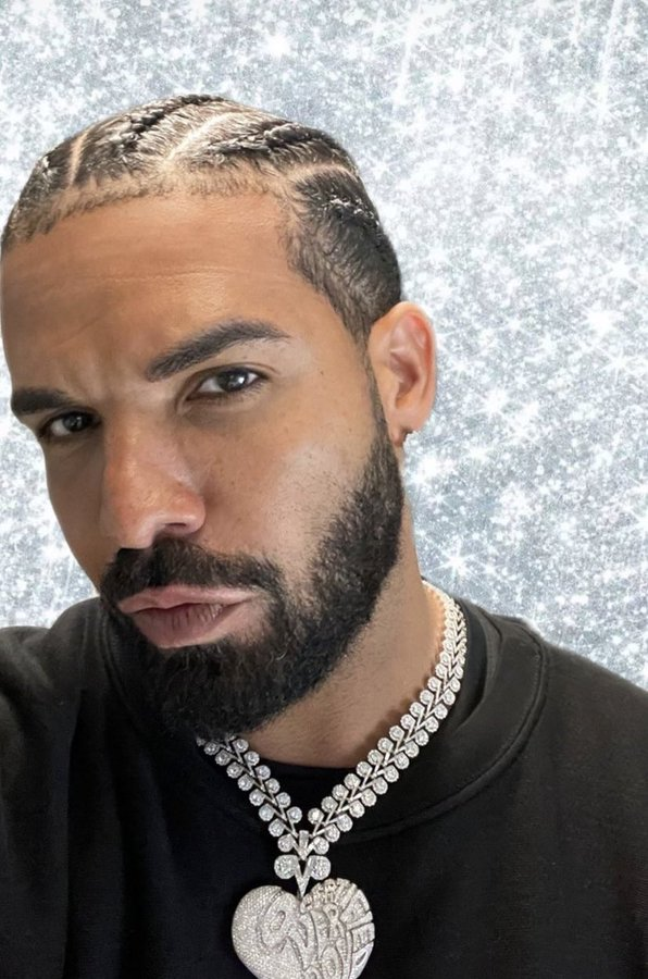 Kurrco's tweet photo. Kendrick Lamar says Drake is a pervert &amp; predator, warns to keep daughters/families away from him 😬

"We gotta raise our daughters knowin' there's predators like him lurkin'"

"F*ck a rap battle, he should d!e so all of these women can live with a purpose"

"To any woman that be… https://t.co/MJO5x70yHM