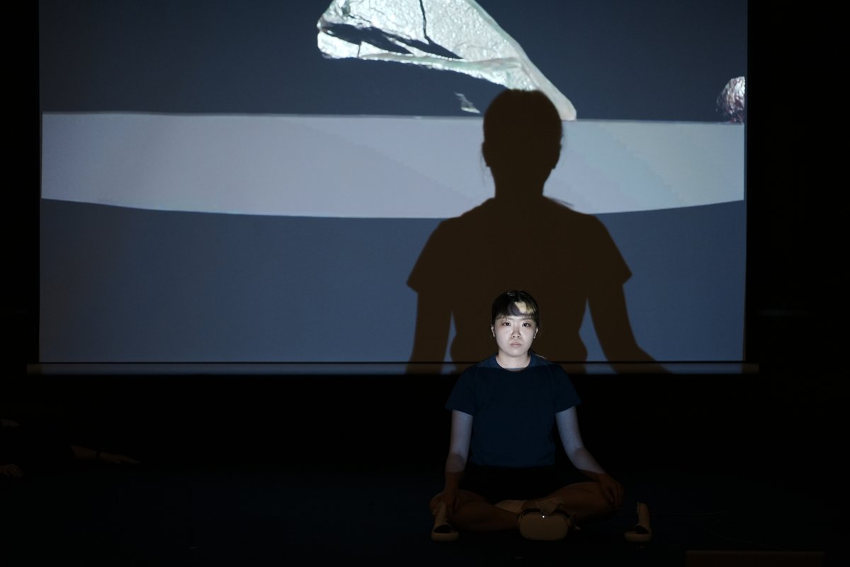 olta_jp's tweet photo. 梅若能楽学院会館 Opening Performance
4月28日(日)14:30-20:00

『電子機器もつサル、海へ還る』
宇佐美奈緒+小林萌
@poorchi_

撮影:縣健司
@Kenji_Agata
#アートサイト神津島 https://t.co/a77z94FalM