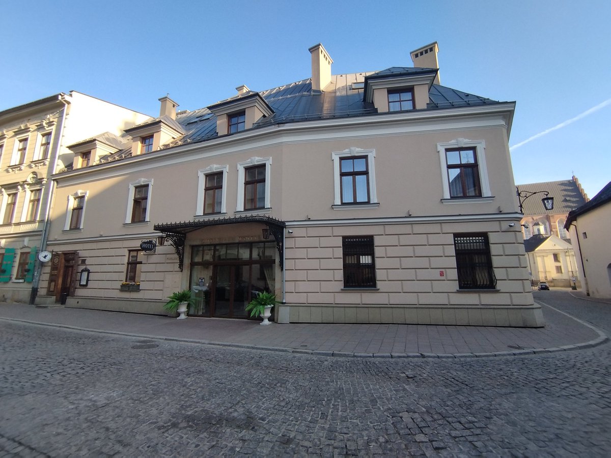 W XVI w. w miejscu obecnego HOTELU WAWEL znajdował się Dwór Ossolińskich, który spłonął w 1648 r. W XIX w. był tutaj 'Zajazd Pod Czarnym Orłem', który spłonął podczas wielkiego pożaru Krakowa w 1850 r. W l. 1973 - 94 budynek zarządzany był przez Wawel - Tourist. @krakow_pl