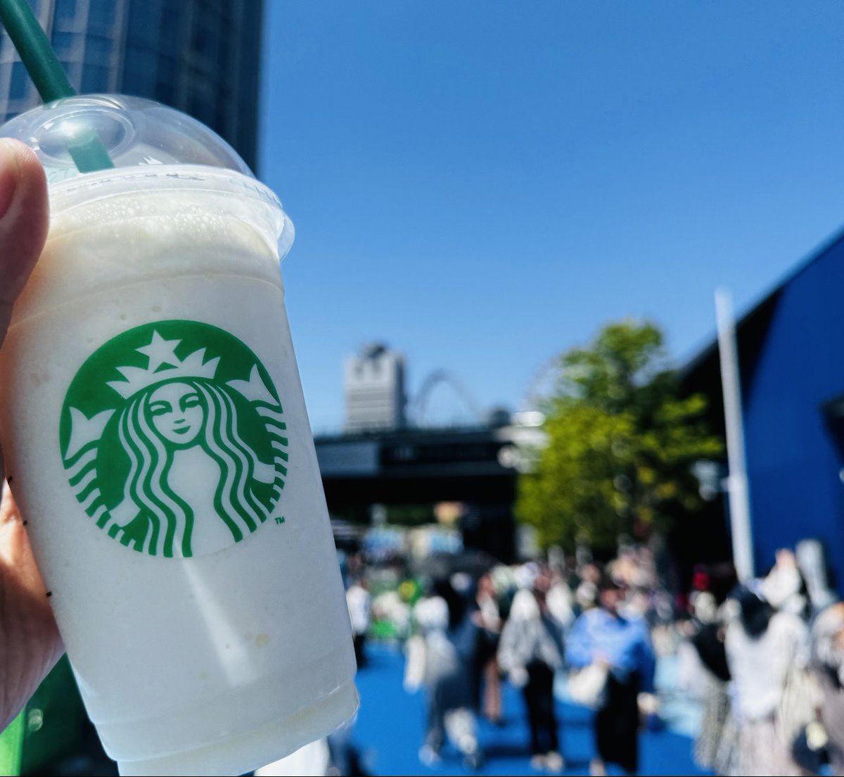 毎日飲んでるバニラにメロンぶち込みブレンドペチーノ。 美味さの次元がちがう。 東京ドームエリアは、ホールが6つほどあるんだけど GWだからか、たぶん全部で何かしらやってて混み具合がすごい。