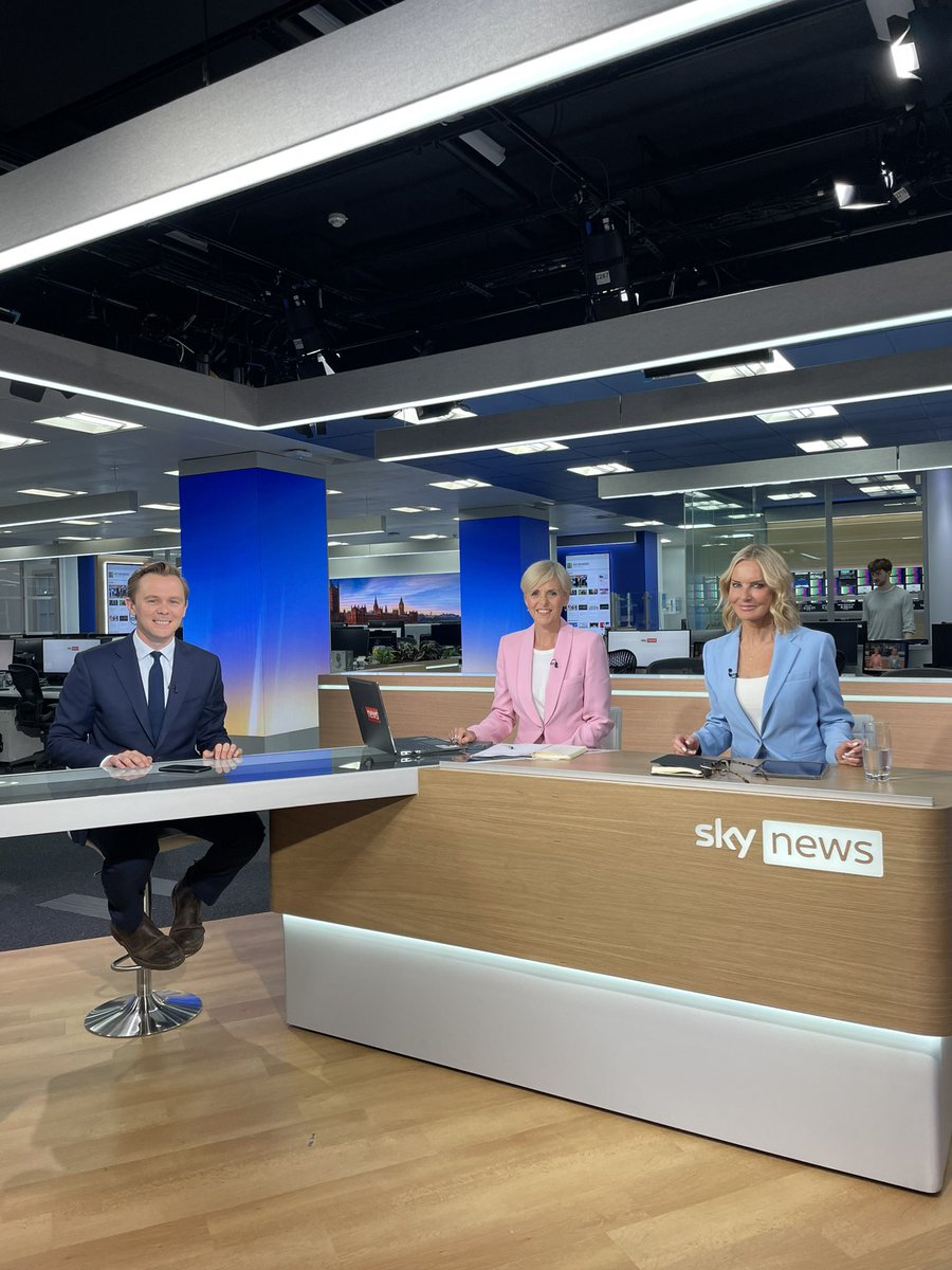 MORNING ! 📣 join us @SkyNews breakfast I’ll be live @IpswichTown at 9.30 with the 🚜 boys being on the brink of a return to @premierleague - @AnnaJonesSky & myself have gone for the pastel suit look @robpowellnews didn’t get the memo or would have worn lemon 🍋 (he said) 🤣