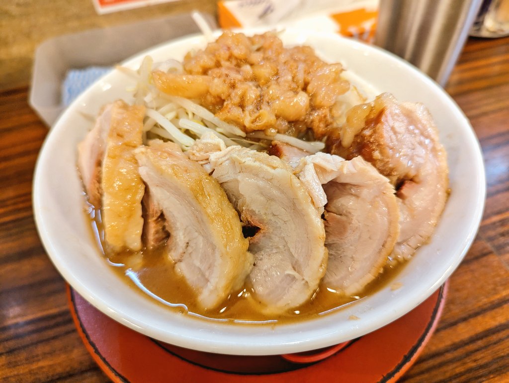 ラーメン百人力
ぶたラーメン(麺250g豚5枚)

気になっていた西川口の二郎系凸

ふわトロ柔らか豚めちゃうま、ホントに歯が無くても食える柔らかさ
5枚が一瞬で消え去りました🤣

ちょい乳化甘塩っぱスープ、固めワシワシ麺は在り来りインスパイア系だけど◎

ご馳走様でした
 #百人力  #ラーメン