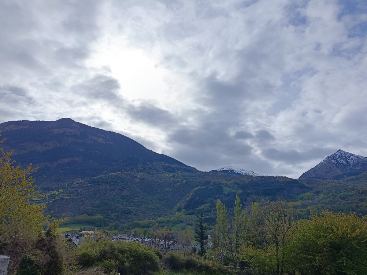 Amanece el día 4 de mayo de 2024.
Nuboso.
#Benasque mínima de 7,5°C. 
#Cogulla mínima de -1,0°C.
Buenos días!
#meteo #ValledeBenasque