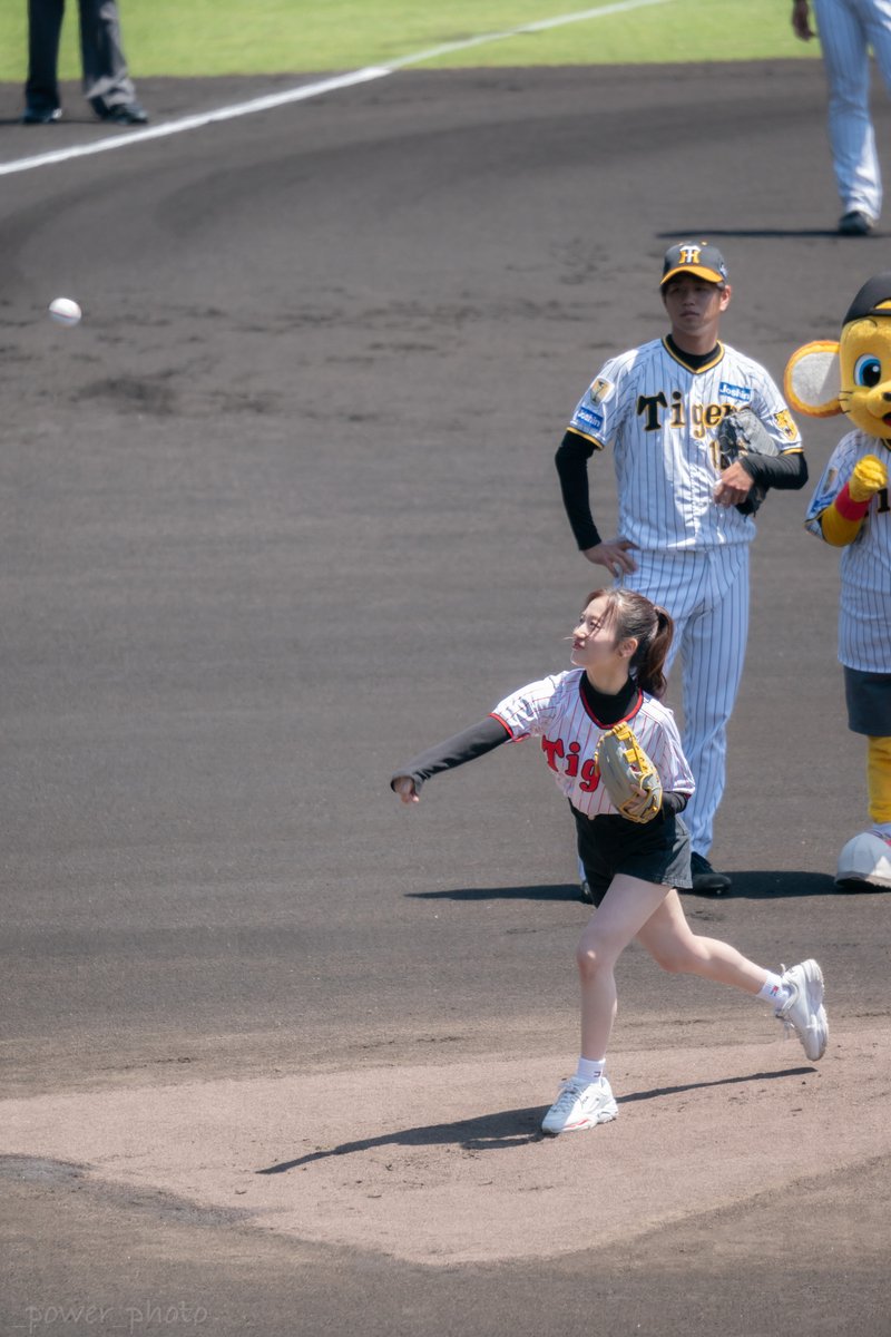 ⚾始球式⚾
@.阪神甲子園球場 
2024.05.04
#NMB48 （@nmb48_official ）
#川上千尋 さん（@kchi_hi1217 ）

野球に秒20ｺﾏでは全然足らん120ｺﾏ欲しい🥹（ぇ

#ちっひー #NMB48_カメコ 
#ちっひーの日  #月刊タイガース