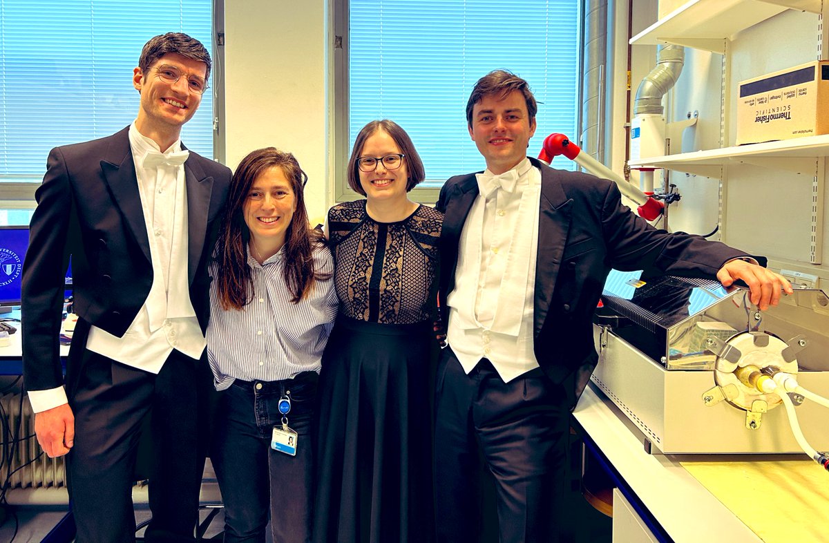 Yesterday was a heartwarming moment as I watched my PhD candidate, now Dr. Sabrya van Heijst, graduate. 🎓✨ She did a very good job! Found a special photo of Sabrya taking one last picture in the lab with her partners in crime 🤩 #ProudSupervisor #PhDlife #graduation